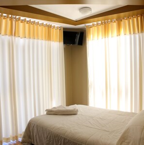 Quarto casal superior, 1 quarto, suíte, vista para a cidade | Cofres nos quartos, quartos à prova de som, Wi-Fi de cortesia