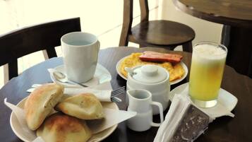 Frukost enligt egen beställning varje dag mot avgift