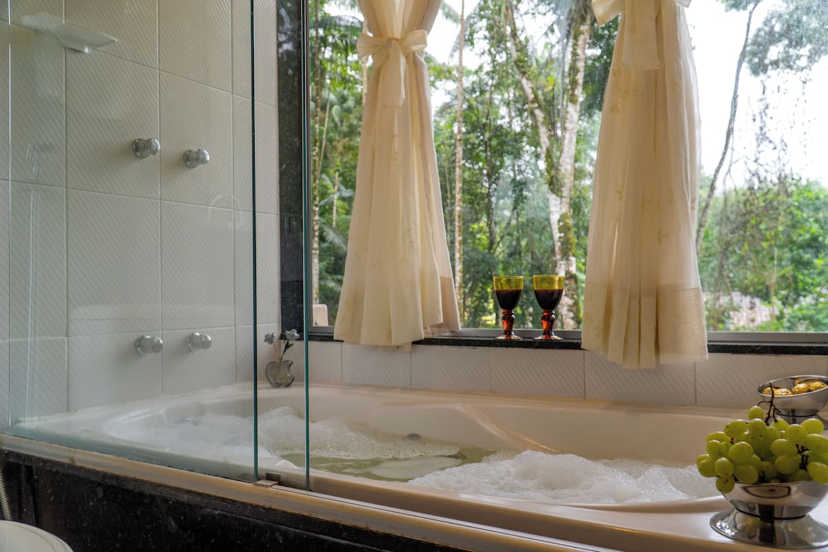 Deluxe Room | Bathroom | Towels