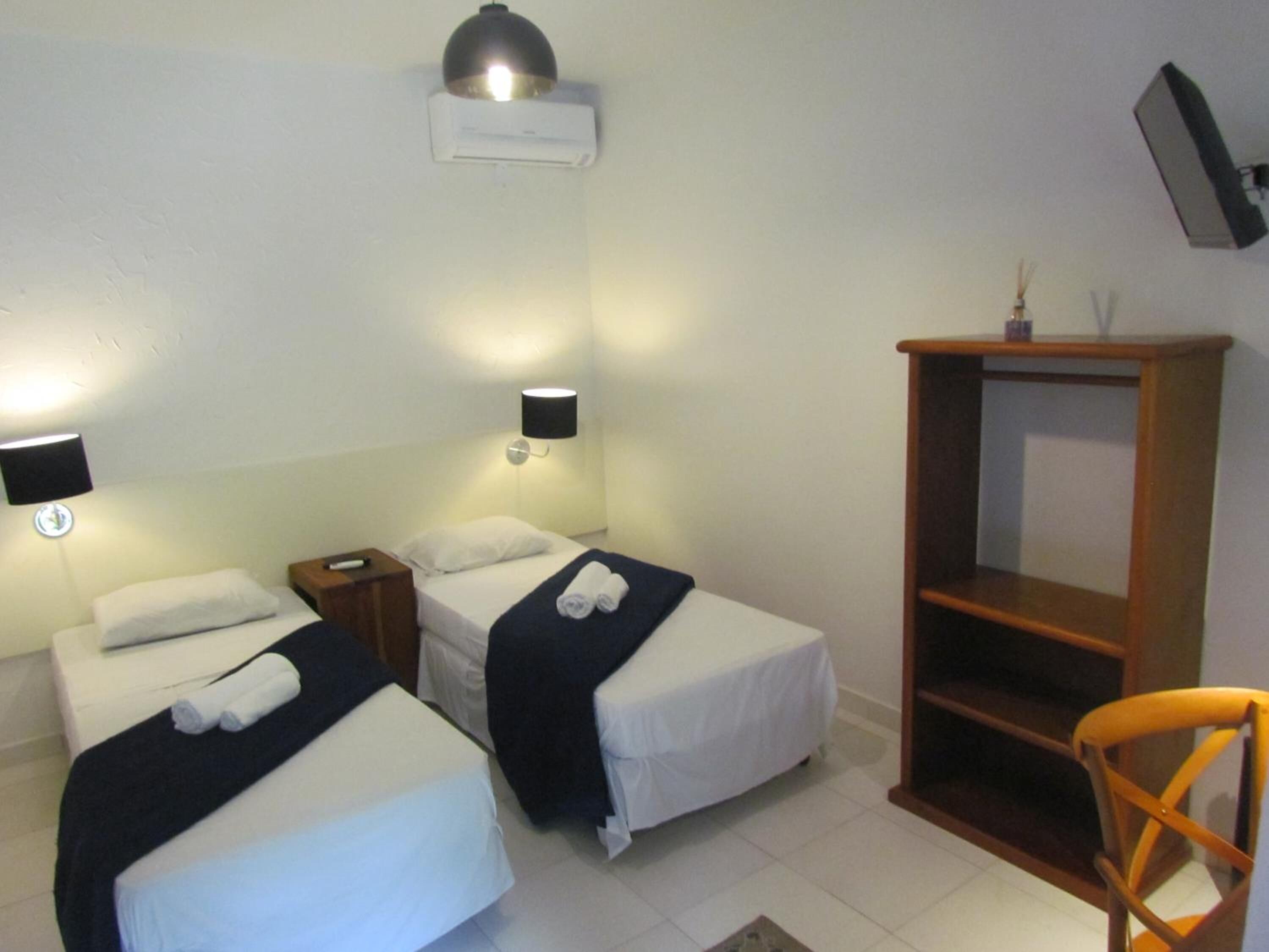 Frigobar, escrivaninha, espaço de trabalho para notebook