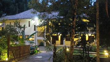 Fachada da propriedade à noite