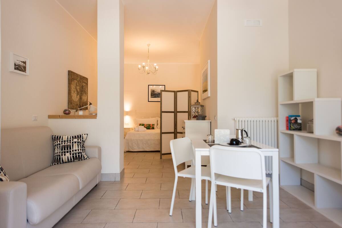 Suite estudio familiar, 1 habitación, cocineta, junto a la alberca | Área de sala de estar | Televisión de pantalla plana