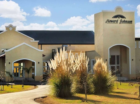 Exterior. Howard Johnson Hotel Pergamino