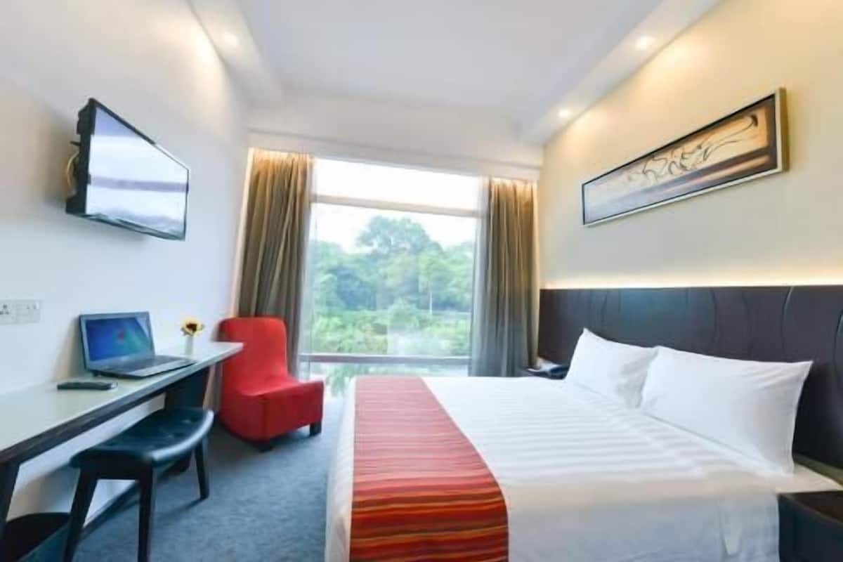 In-room safe, desk, soundproofing, free WiFi