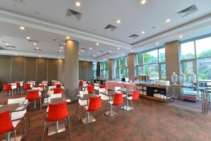 Breakfast, lunch and dinner served - Hotel Chancellor@Orchard (Singapore)