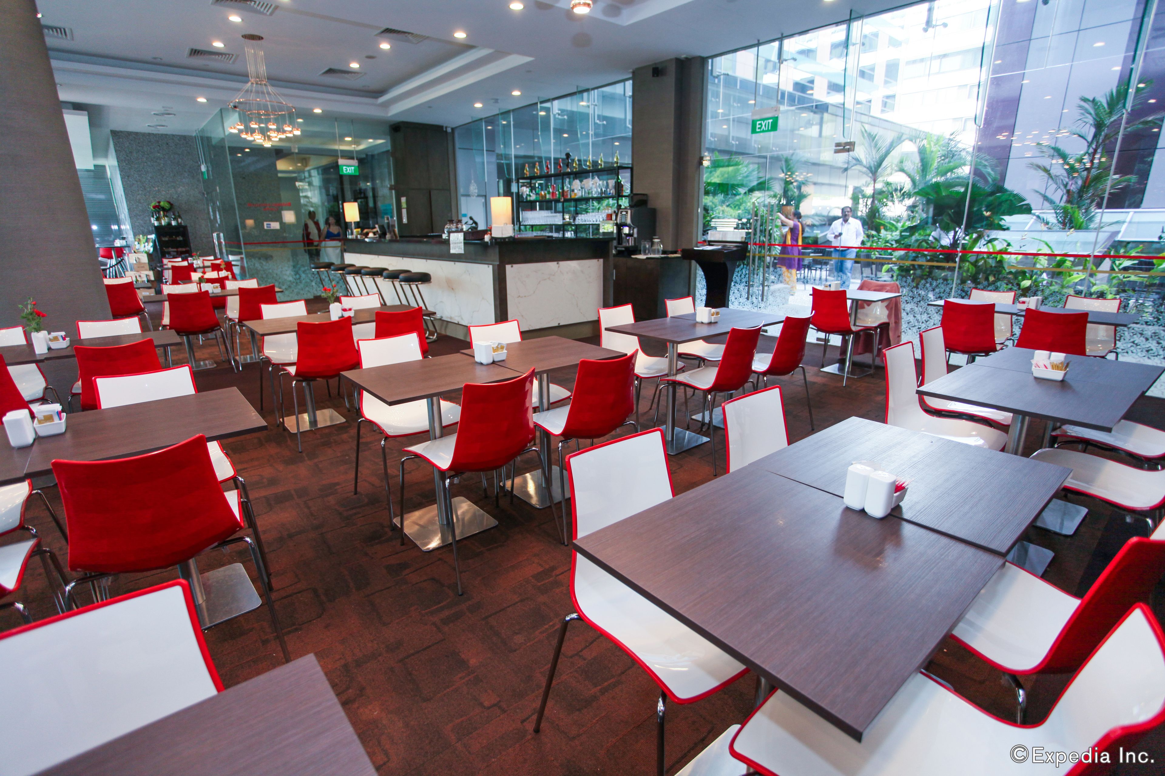 Petit déjeuner, déjeuner et dîner servis sur place