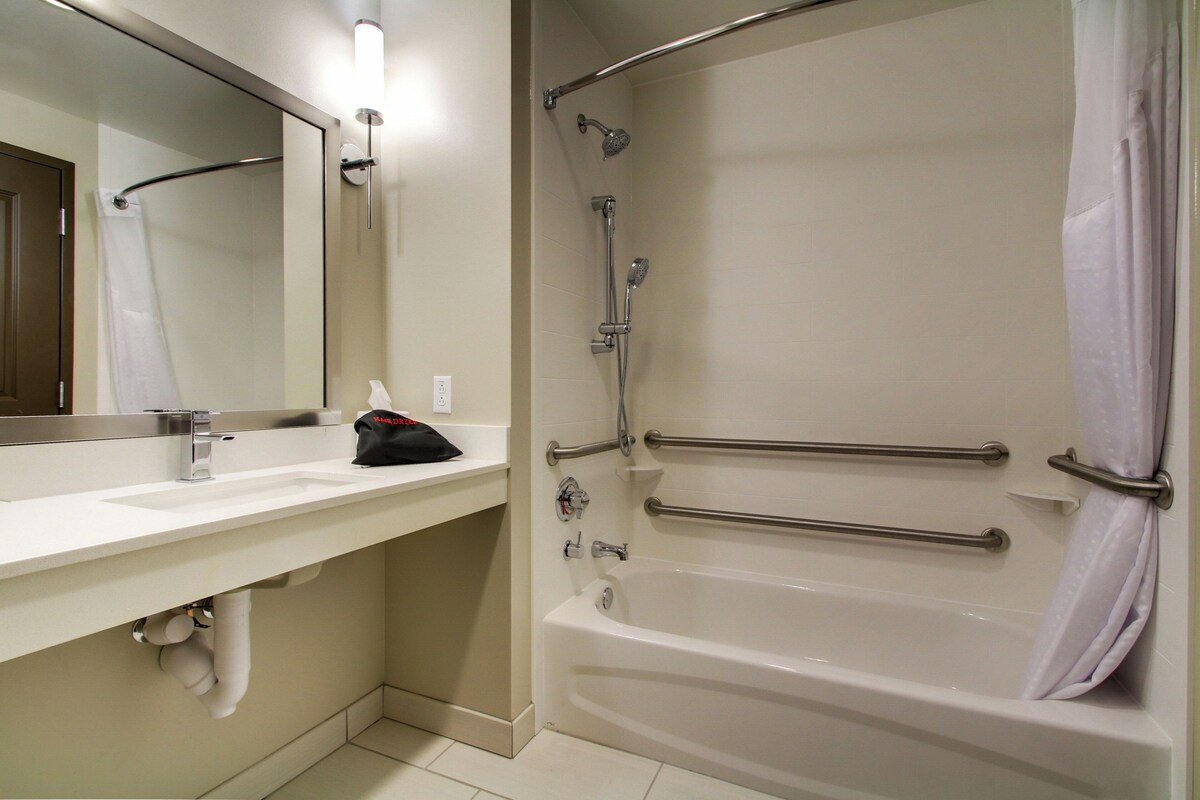 Camera Standard, 1 letto king, accessibile ai disabili (Mobility Accessible, Roll-in Shower) | 1 camera, una cassaforte in camera, una scrivania, ferro/asse da stiro