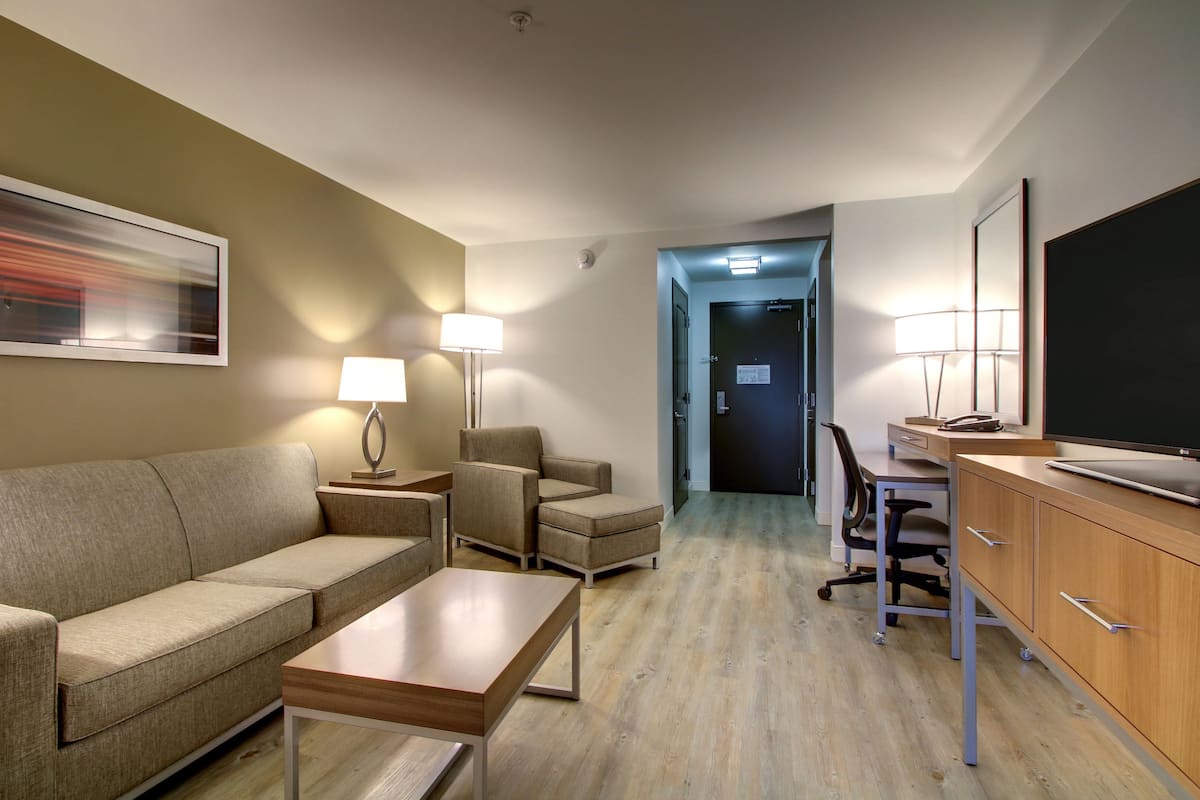1 habitación, caja de seguridad en la habitación y escritorio