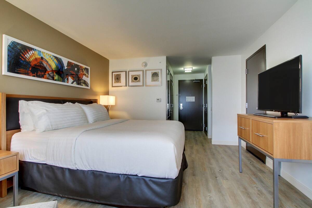 1 habitación, caja de seguridad en la habitación y escritorio