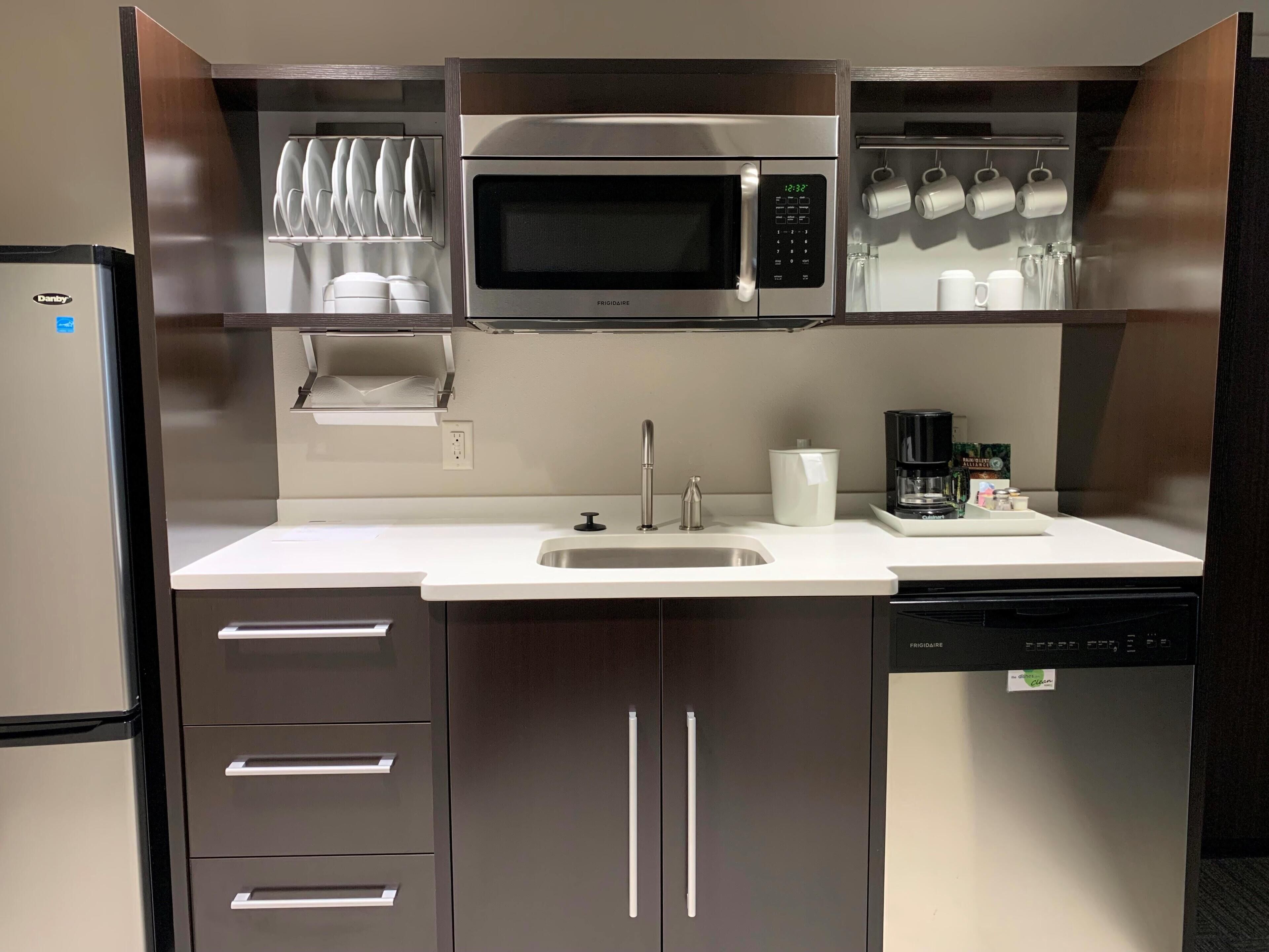 Full-sized fridge, microwave, dishwasher, coffee/tea maker