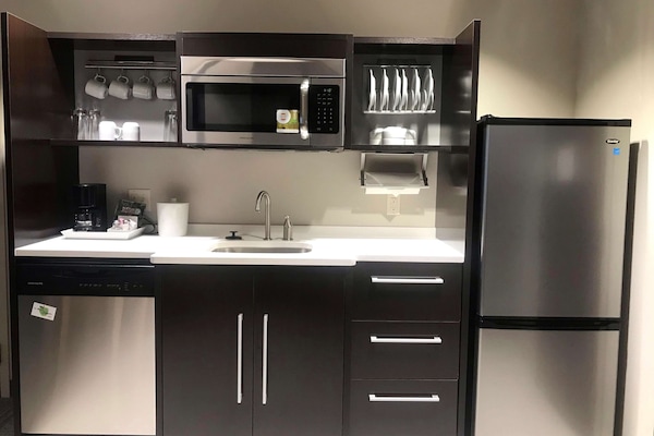 Full-sized fridge, microwave, dishwasher, coffee/tea maker