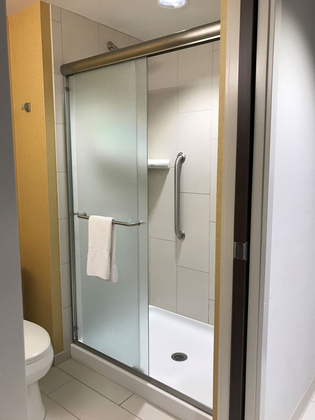 Baño | Regadera, amenidades de baño gratuitas, secadora de cabello, toallas 