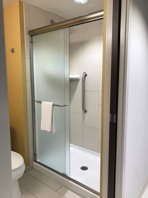 Doccia, set di cortesia gratuito, asciugacapelli, asciugamani