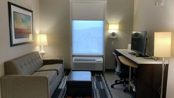 42-tums platt-tv med kabelkanaler och tv