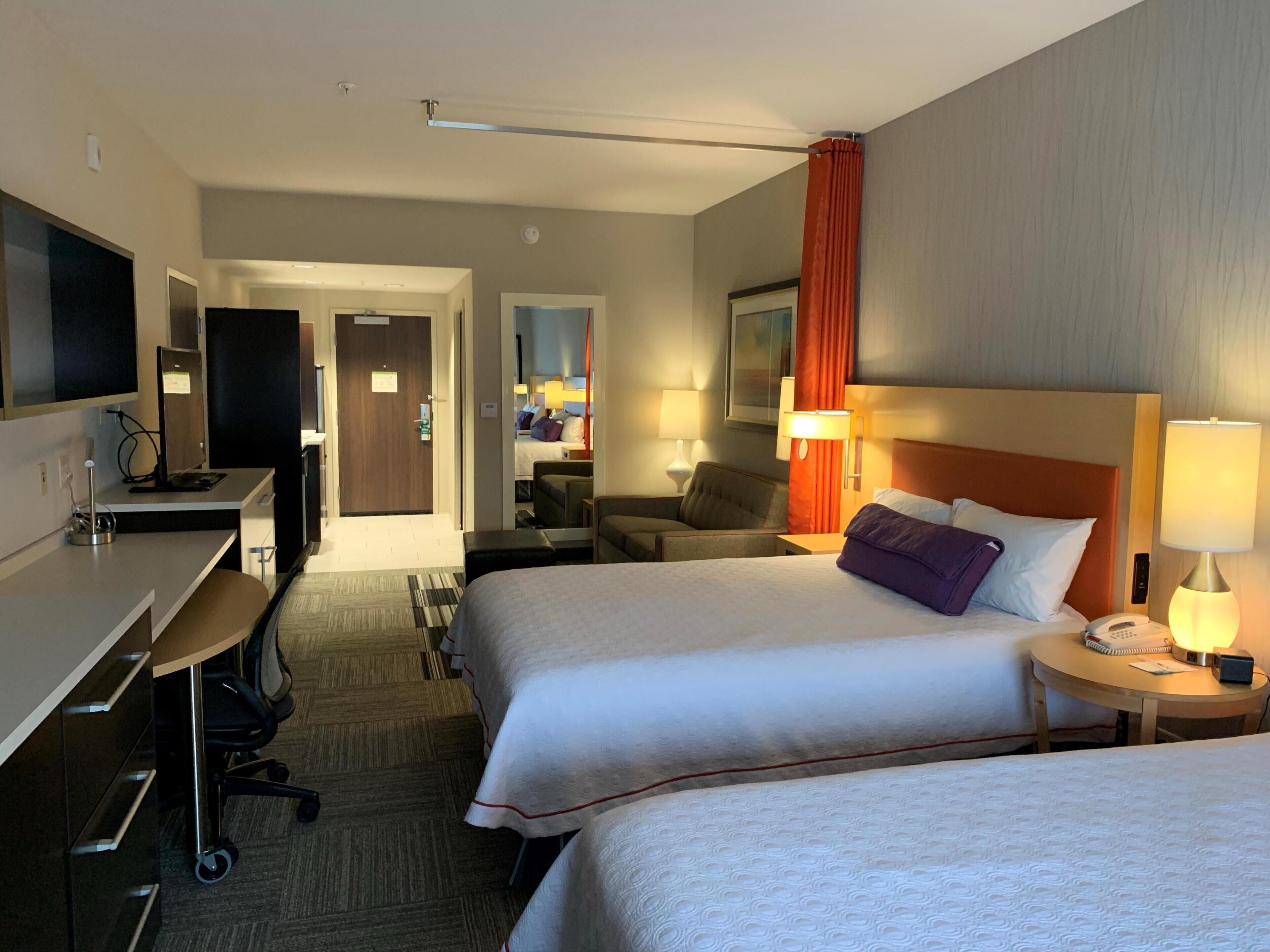 Monolocale, 2 letti queen | Biancheria da letto di alta qualità, copriletto in piuma, una scrivania