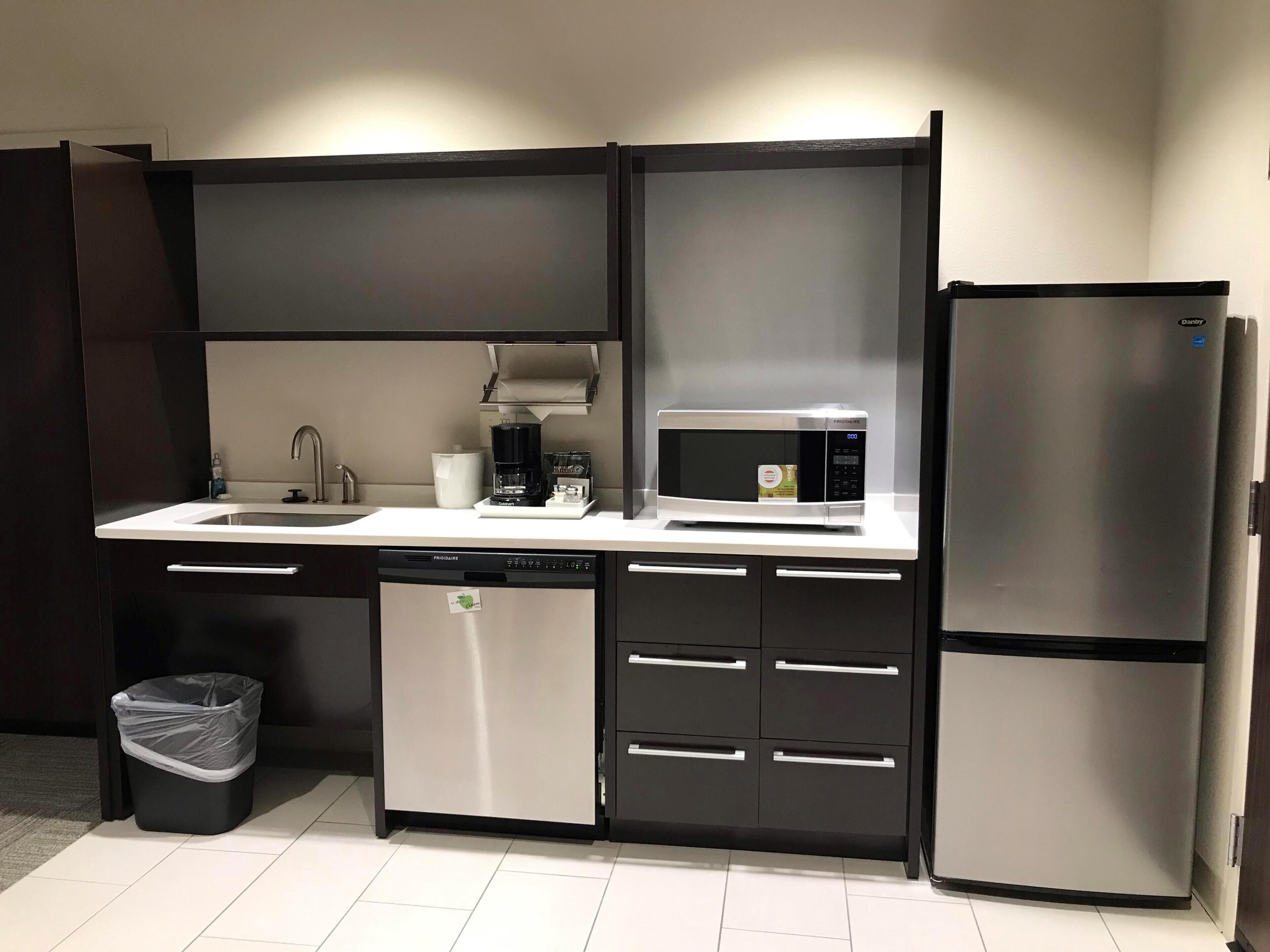 Suite, 1 très grand lit et 1 canapé-lit, accessible aux personnes à mobilité réduite | Cuisine privée | Réfrigérateur grande capacité avec congélateur, four à micro-ondes