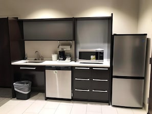 Suite, 1 cama King size y sofá cama, con acceso para personas discapacitadas | Cocina privada | Refrigerador con congelador, microondas y lavavajillas