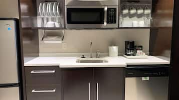 Full-sized fridge, microwave, dishwasher, coffee/tea maker