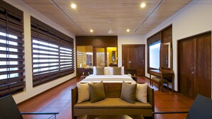 Una habitación de hotel con una cama grande, un sofá y una mesa de comedor.