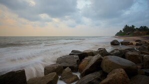 Una costa rocosa con olas rompiendo contra las rocas.