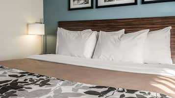 Standard Room, 1 King Bed, Non Smoking | In-room safe, desk, laptop workspace, iron/ironing board