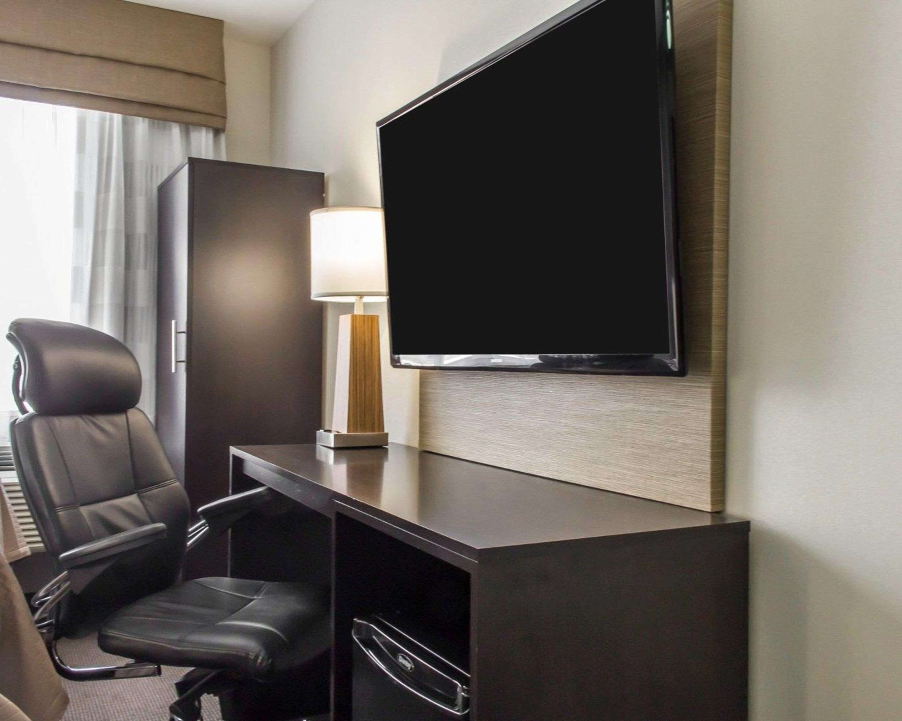 Habitación estándar, 2 camas matrimoniales, para no fumadores | Caja de seguridad en la habitación y escritorio 