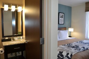 Combined shower/tub, free toiletries, hair dryer, towels - Sleep Inn Coney Island (Brooklyn)