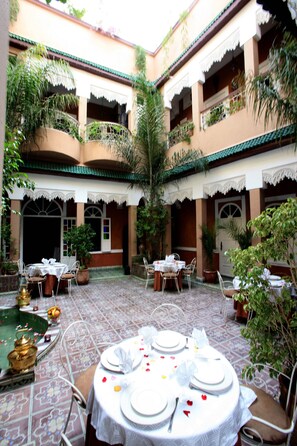 Kahvaltı, öğle yemeği, akşam yemeği sunulur, Fas mutfağı 