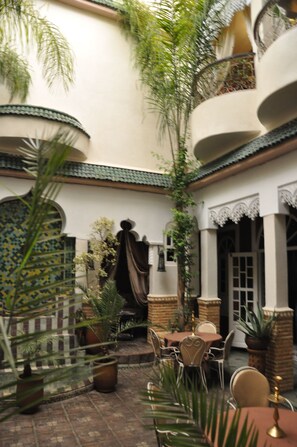 Outdoor dining - Riad L'Arabesque (Marrakech)