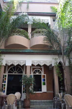 Konaklama yerinin ön cephesi