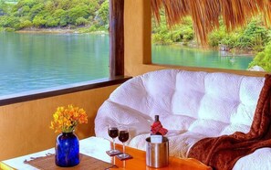 高档床上用品、客房内保险箱、免费 WiFi、床单