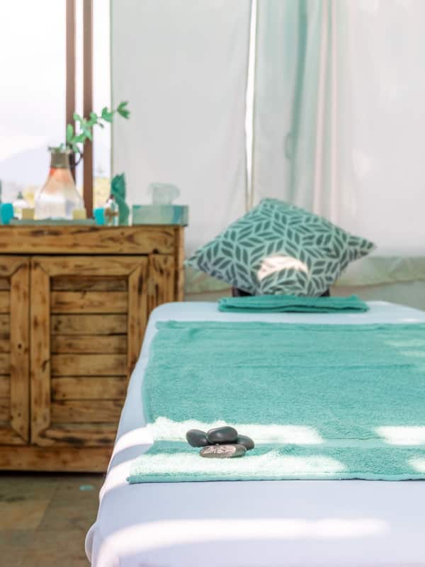 Massages aux pierres chaudes, massages des tissus profonds