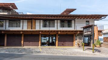 Vista frontal de la propiedad
