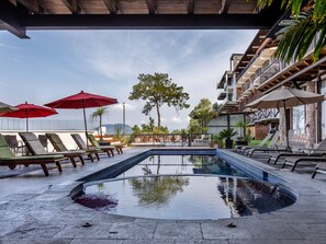 Outdoor pool, pool umbrellas, sun loungers - Hotel Santa Rosa (Valle de Bravo)