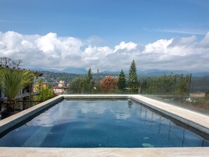 Outdoor pool, pool umbrellas, sun loungers - Hotel Santa Rosa (Valle de Bravo)