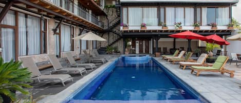 حمّام سباحة خارجي، مظلات على حمّام السباحة، مقاعد للتشمس