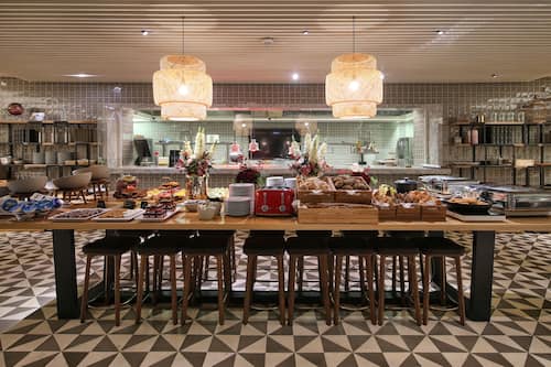 Petit déjeuner buffet servi en supplément en semaine