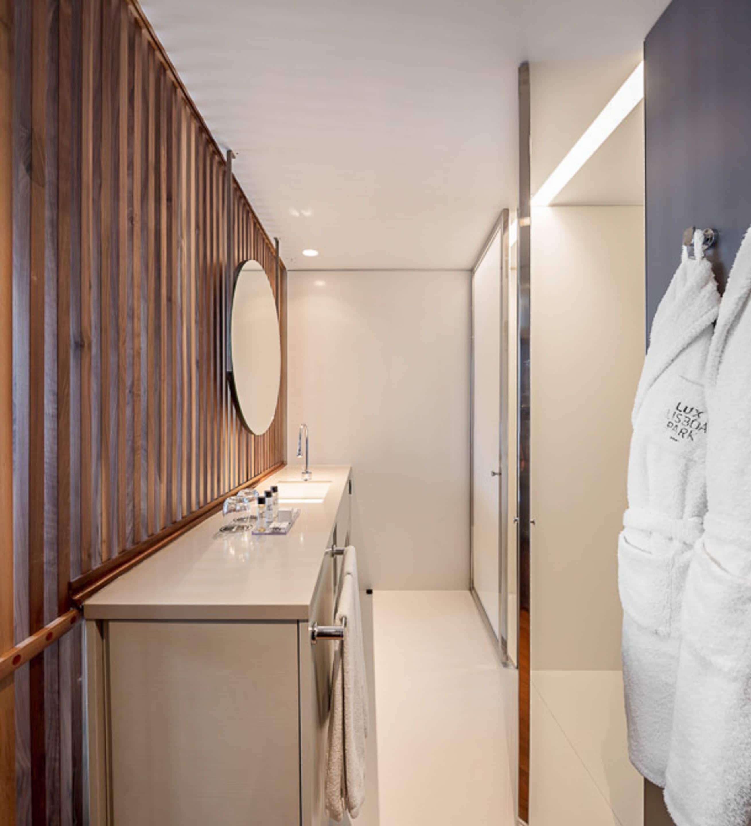 deluxe double or twin room, balcony | bathroom | shower, rainfall showerhead, free toiletries, bathrobes