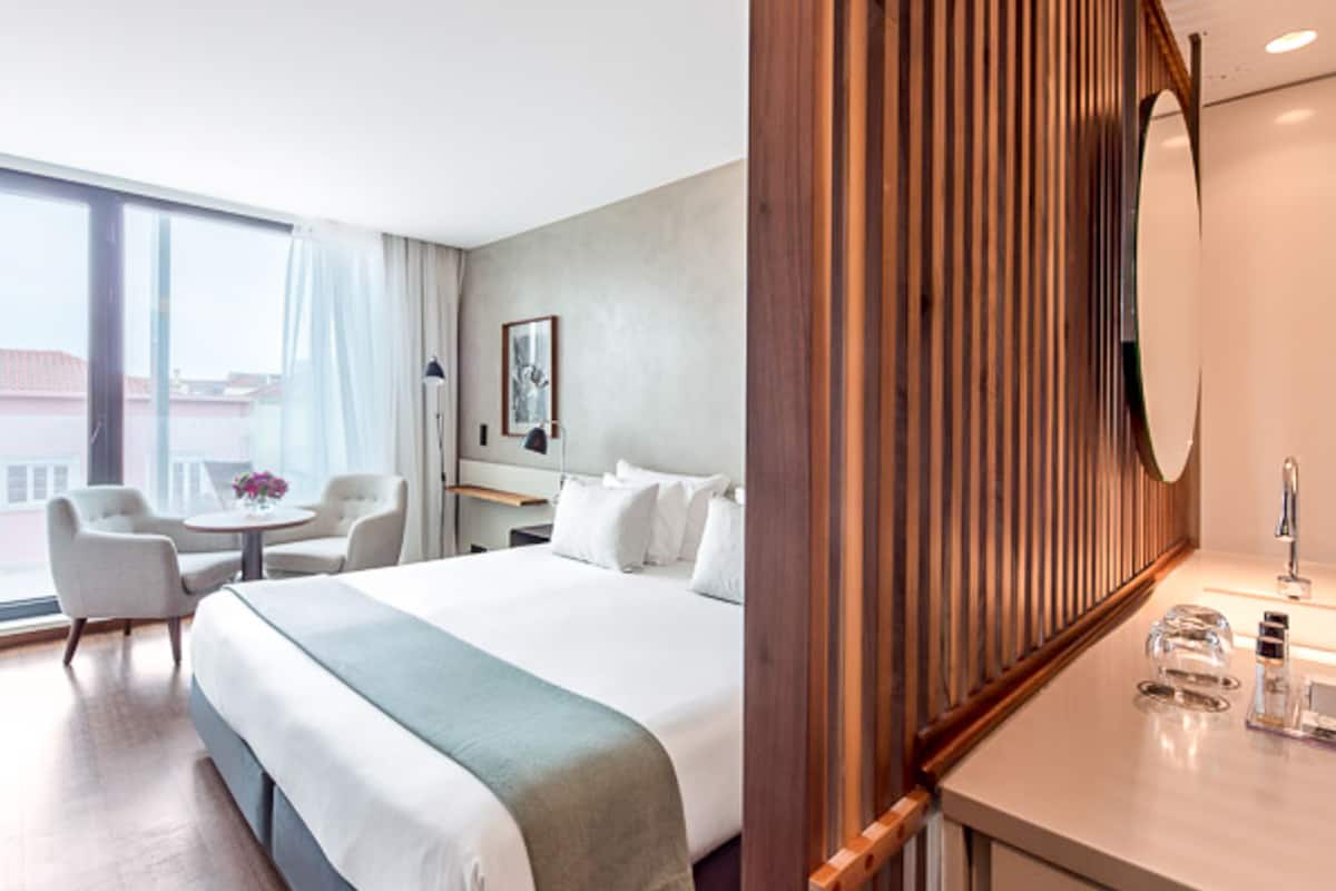 deluxe double or twin room, balcony | living area | led tv, pay films