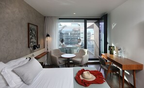 Minibar, caja fuerte, escritorio y sistema de insonorización