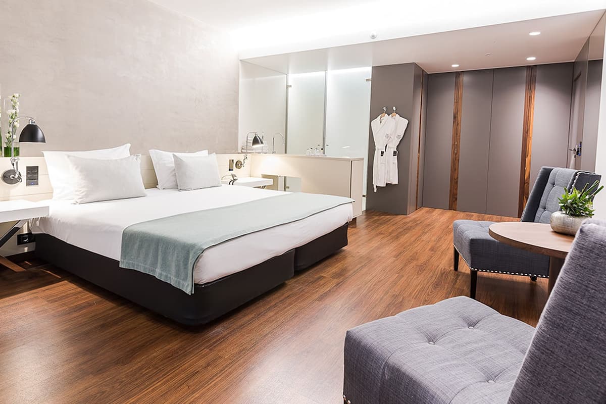 Premium kamer, balkon | Een minibar, een kluis op de kamer, een bureau, geluiddichte muren