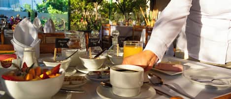 Se sirven desayunos y cocina internacional, con vista al jardín
