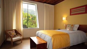 Standard enkelrum - utsikt mot trädgården | Skrivbord, gratis wi-fi, sängkläder och rullstolsanpassning