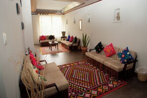 32-inch Smart TV with cable channels - Hotel El Abuelo (Carhuaz)