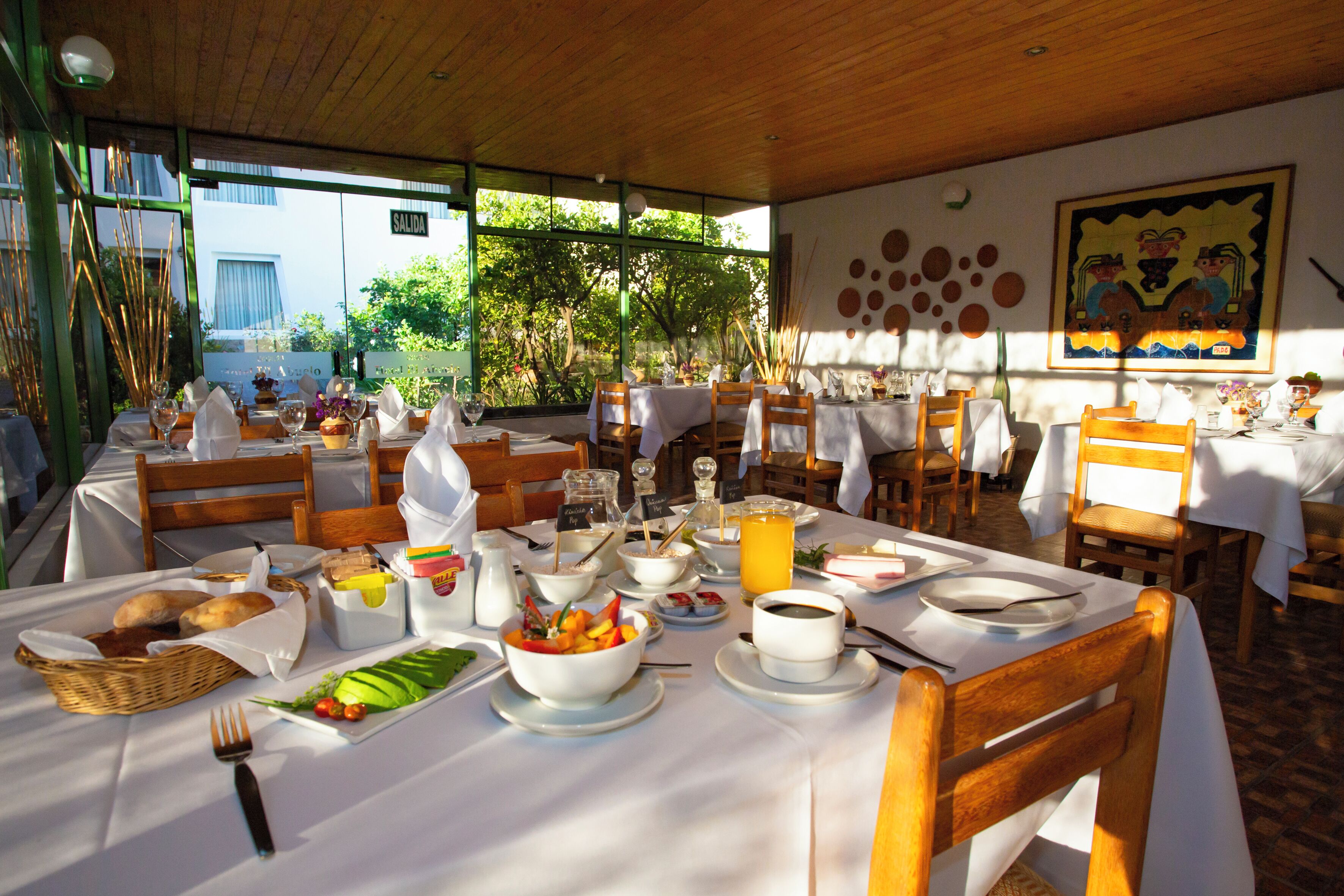 Frühstück, Mittagessen, internationale Küche, Blick auf den Garten 