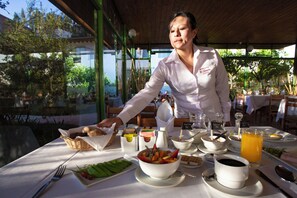 Breakfast, lunch, dinner served; international cuisine, garden views - Hotel El Abuelo (Carhuaz)