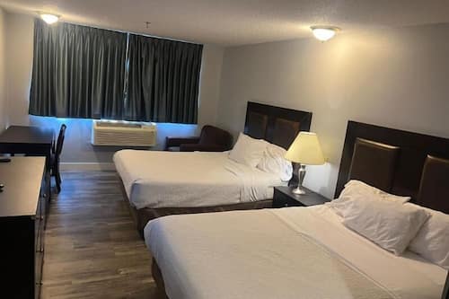 Chambre, 2 grands lits | Bureau, rideaux d’obscurcissement, accès au Wi-Fi (inclus)