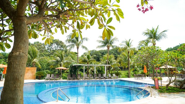 3 outdoor pools, open 7:00 AM to 10:00 PM, pool umbrellas, pool loungers