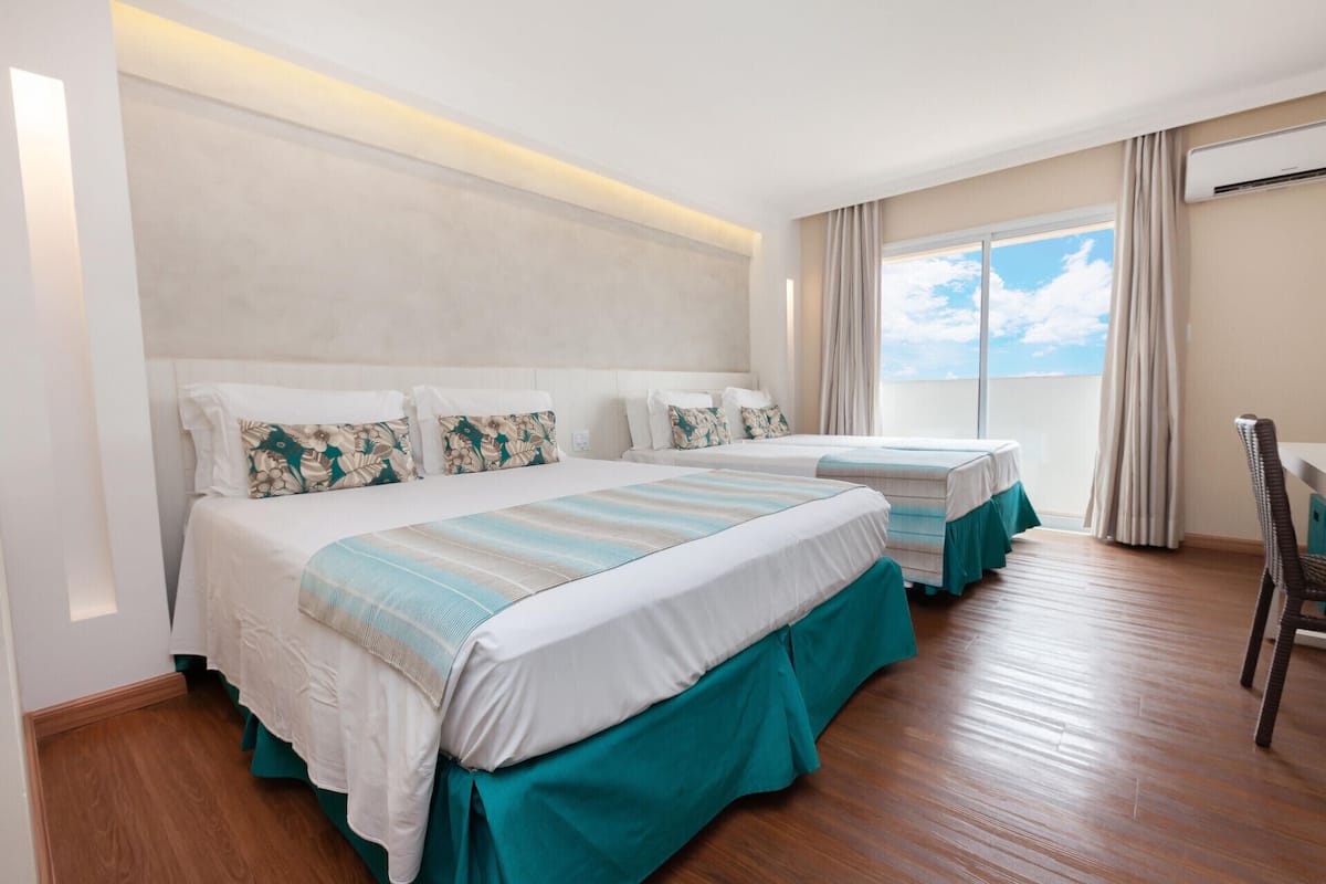 Minibar, brankas, meja kerja, dan tirai kedap cahaya