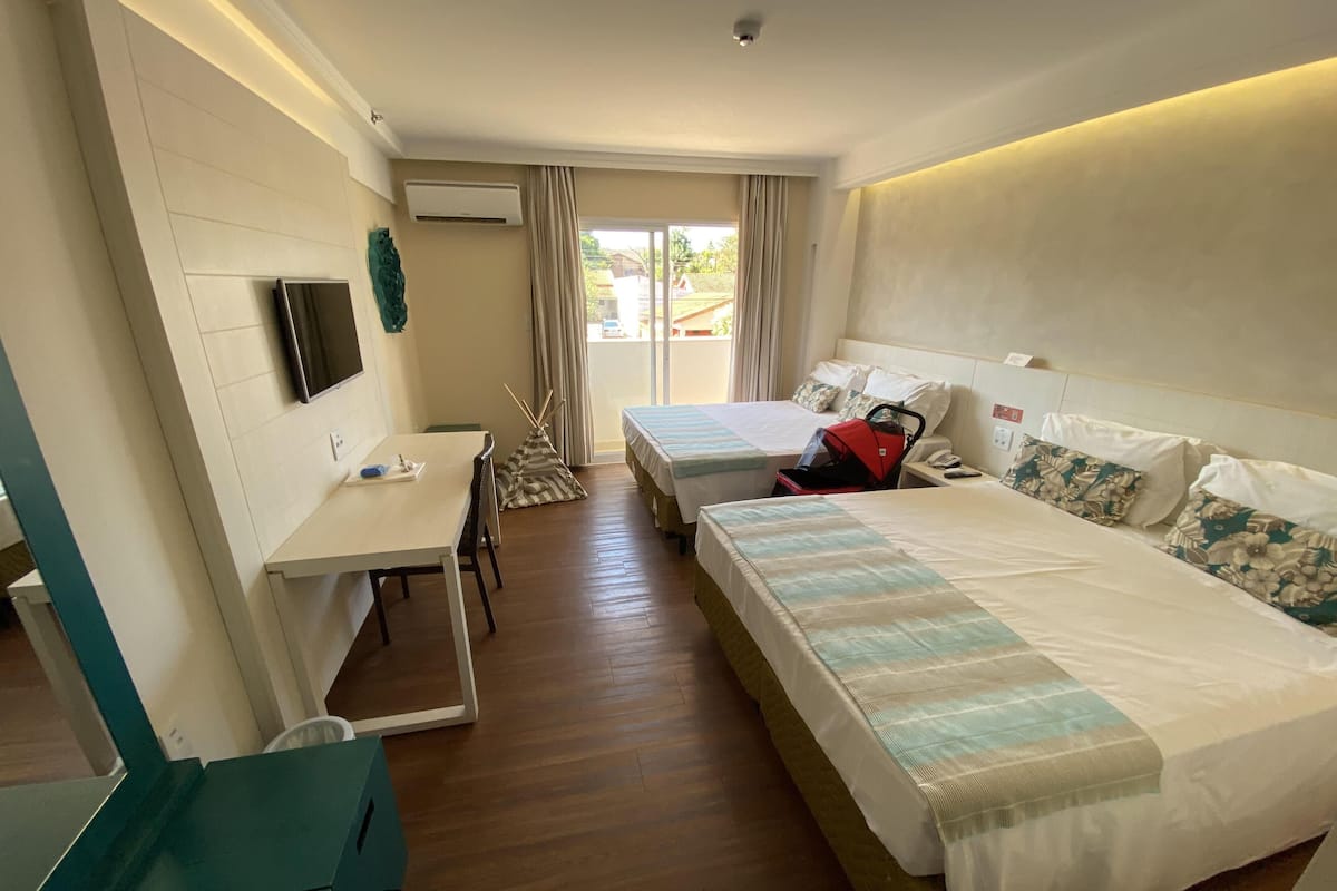 Minibar, brankas, meja kerja, dan tirai kedap cahaya
